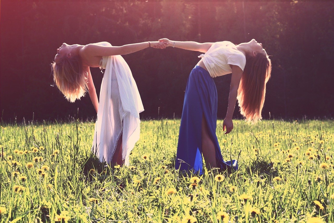 girls-839809_1280